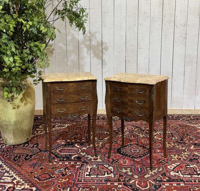 Coppia di comodini in stile Luigi XV in palissandro, rovere e piano in marmo degli anni '60