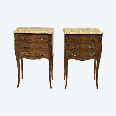 Coppia di comodini in stile Luigi XV in palissandro, rovere e piano in marmo degli anni '60