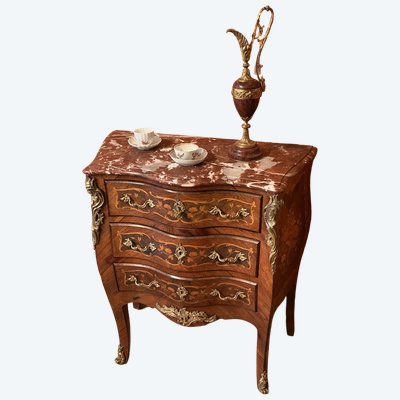 Une petite commode de style Louis XV en marqueterie