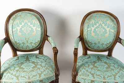 Paire de Fauteuils Louis XVI à Dossiers Médaillons en Bois Naturel Mouluré et Sculpté