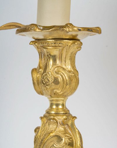 Paire de flambeaux en bronze doré style Rocaille, montée en lampes, Palais Ducal de Nevers vers 1820