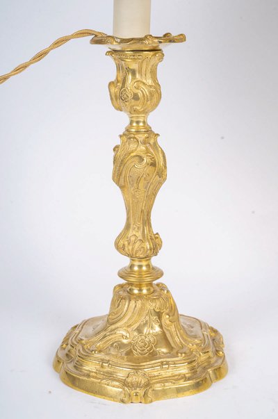 Paire de flambeaux en bronze doré style Rocaille, montée en lampes, Palais Ducal de Nevers vers 1820