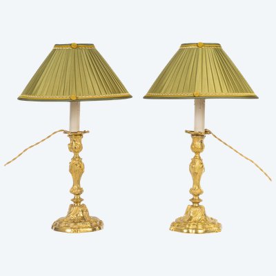 Coppia di candelieri in bronzo dorato in stile Rocaille, trasformati in lampade, Palazzo Ducale di Nevers, 1820 circa