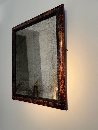Specchio con cornice in tartaruga