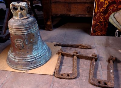 Bronzeglocke mit dem Wappen der Markgrafen, datiert 1750