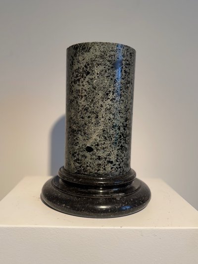 Colonna antica in marmo