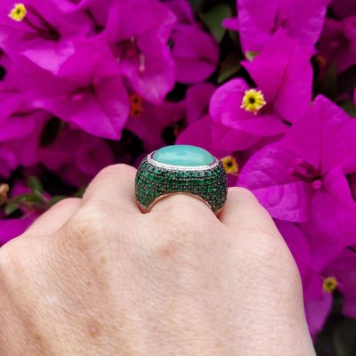 Anello con pietra a sfera "Menthe", cabochon di quarzo verde, diamanti e tsavoriti