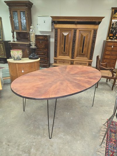 Large oval dining table – Designed by Jacobsen in the 20th century 