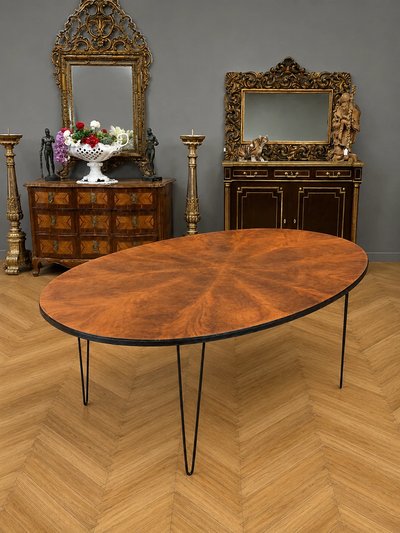 Large oval dining table – Designed by Jacobsen in the 20th century 