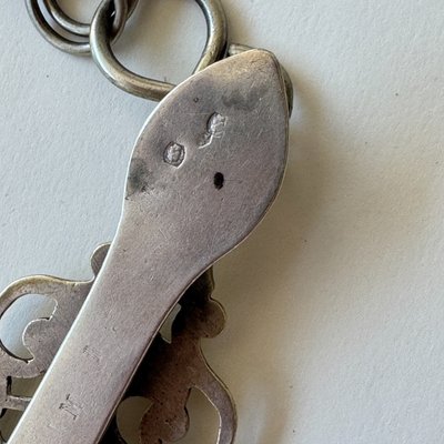 Ancien crochet châtelaine en argent massif à décor ajouré et gravé