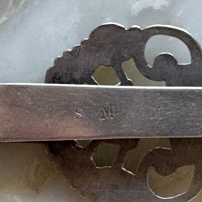 Ancien crochet châtelaine en argent massif à décor ajouré et gravé