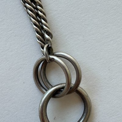 Ancien crochet châtelaine en argent massif à décor ajouré et gravé