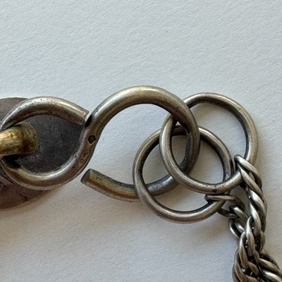 Ancien crochet châtelaine en argent massif à décor ajouré et gravé