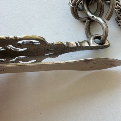 Ancien crochet châtelaine en argent massif à décor ajouré et gravé