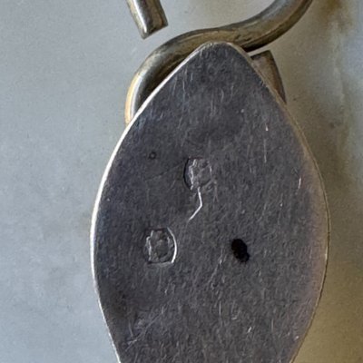 Ancien crochet châtelaine en argent massif à décor ajouré et gravé