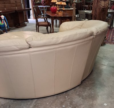 Panorama-Ecksofa „Nieri“ aus cremefarbenem Leder mit passendem Hocker – Italien