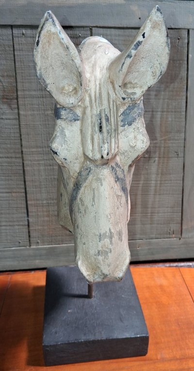 Sculpture décorative représentant une tête de cheval, réalisée dans un esprit art populaire. 
