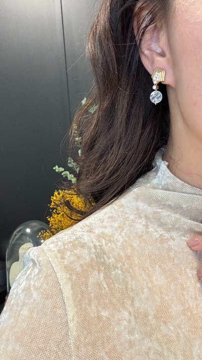 BOUCHERON - Coppia di orecchini pendenti in oro e diamanti