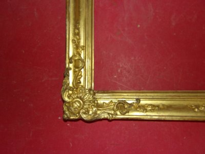 Cornice del XIX secolo in legno dorato.