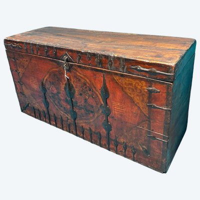 Coffre tibétain ancien, peint au XIXe siècle, 100 x 37 cm. Hauteur 32 cm.