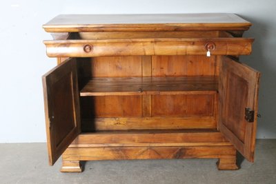 Buffet ancien en noyer du XIXe siècle, veiné blond, couleur cappuccino. Restauré, 130 x 55 cm, hauteur 106 cm.