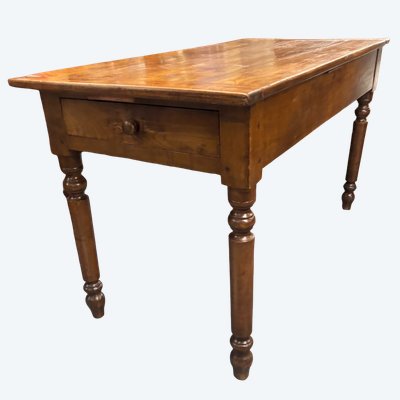 Table Louis-Philippe ancienne, XIXe siècle, en merisier massif. Restaurée, dimensions 138 x 68 cm, hauteur 80 cm.