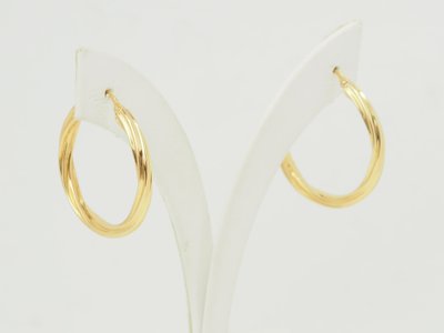 Twisted hoop earrings in 18-carat yellow gold, 30mm diameter