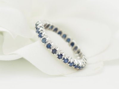 Alliance complète or blanc et saphirs bleus