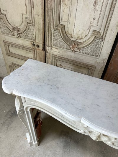 Kamin im Stil Ludwigs XV. aus weißem Carrara-Marmor mit Muschelmotiv, um 1880
