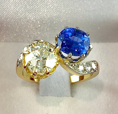 Toi et Moi Ring mit Saphir im Altschliff und farbigem Diamanten auf Gelb- und Weißgold