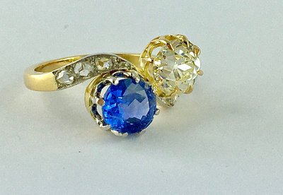 Toi et Moi Ring mit Saphir im Altschliff und farbigem Diamanten auf Gelb- und Weißgold