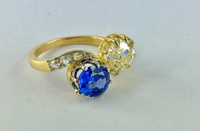 Toi et Moi Ring mit Saphir im Altschliff und farbigem Diamanten auf Gelb- und Weißgold