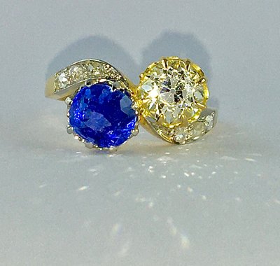 Toi et Moi Ring mit Saphir im Altschliff und farbigem Diamanten auf Gelb- und Weißgold