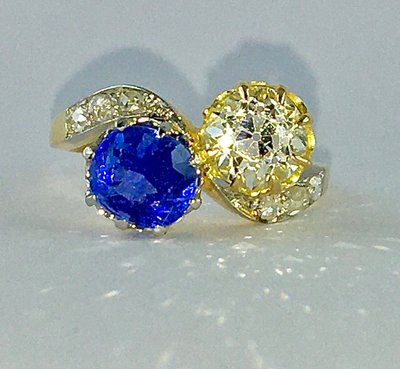 Toi et Moi Ring mit Saphir im Altschliff und farbigem Diamanten auf Gelb- und Weißgold