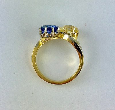 Toi et Moi Ring mit Saphir im Altschliff und farbigem Diamanten auf Gelb- und Weißgold