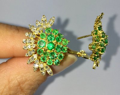 Fächer- oder Sonnenohrringe, Smaragde und Diamanten auf Gelbgold