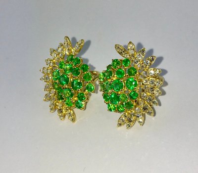 Fächer- oder sonnenförmige Ohrringe mit Smaragden und Diamanten in Gelbgold