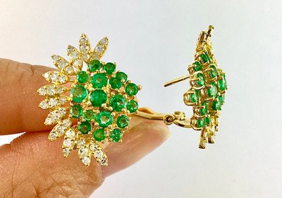 Fächer- oder sonnenförmige Ohrringe mit Smaragden und Diamanten in Gelbgold
