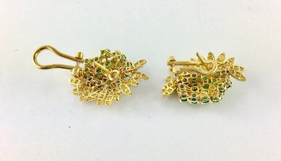 Fächer- oder sonnenförmige Ohrringe mit Smaragden und Diamanten in Gelbgold