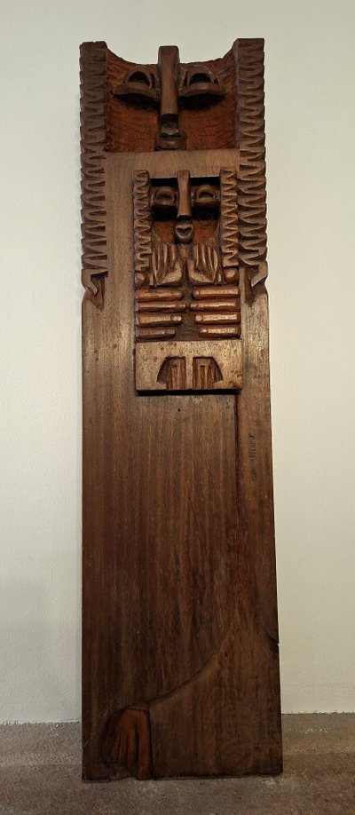 Modernistische Wandskulptur aus geschnitztem Holz – Signiert und datiert 1971