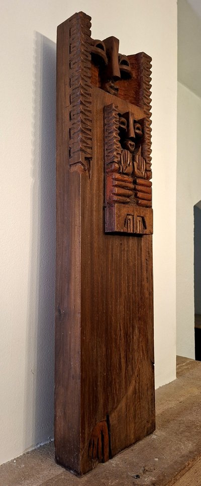 Modernistische Wandskulptur aus geschnitztem Holz – Signiert und datiert 1971