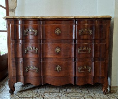Comò in mogano in stile Bordeaux, periodo Luigi XV, con piano a forma di balestra e ripiano in marmo.