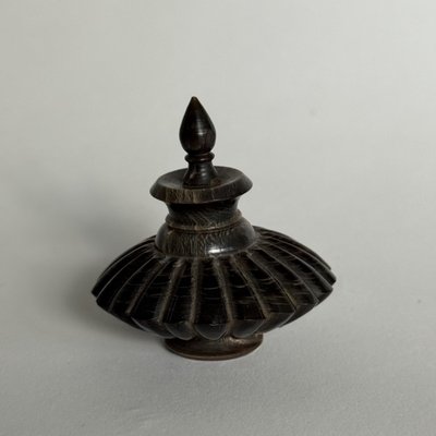 Flacon à khôl ancien en corne sculptée islamique oriental