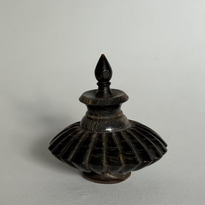 Flacon à khôl ancien en corne sculptée islamique oriental