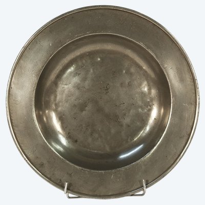 Grande piatto in peltro a forma di cardinale, fine XVII - inizio XVIII secolo.