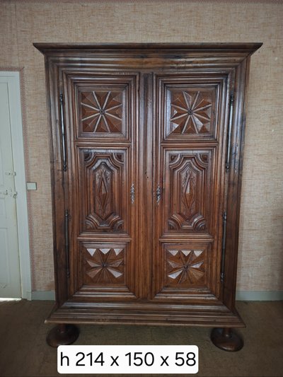 Louis XIII style wardrobe in molded and carved walnut – 17th century