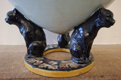 Grande vaso in terracotta policroma con decorazioni floreali, poggiante su tre pantere - inizio XX secolo