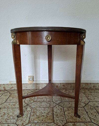 Table guéridon Empire en acajou à dessus marbre noir et bronzes dorés, début XIXe siècle