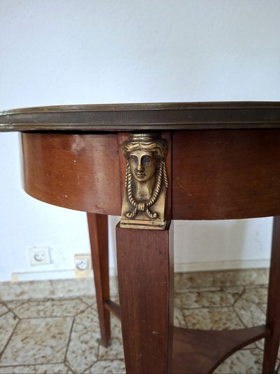 Table guéridon Empire en acajou à dessus marbre noir et bronzes dorés, début XIXe siècle