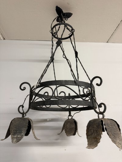 Antica coppia di lampadari in ferro battuto tre luci, XX sec, 100x60cm
